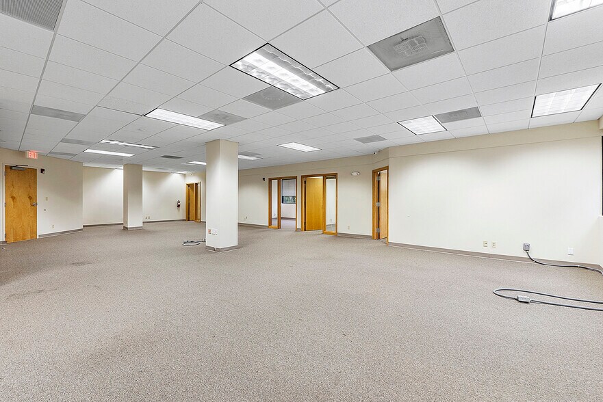 More Photos Of 400 Sawgrass Corporate Pky, Sunrise Office For Lease