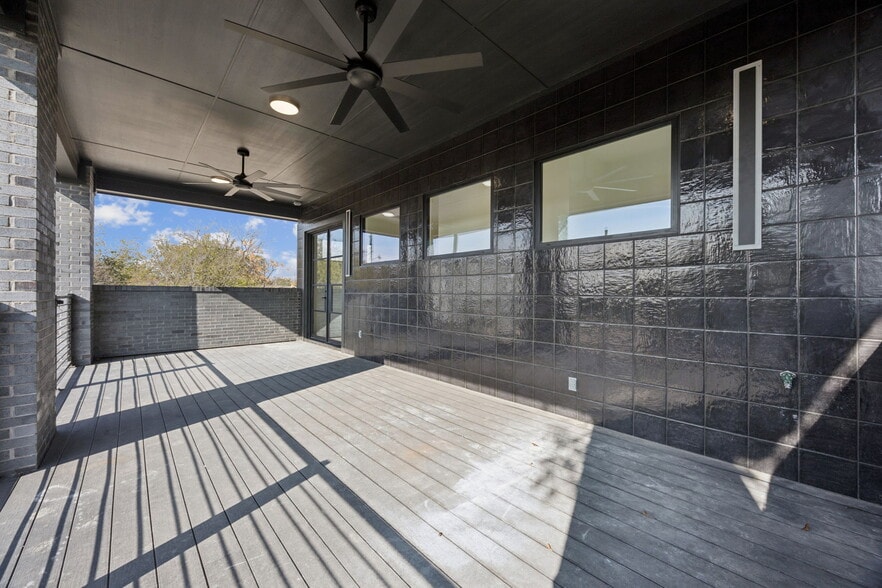 More Photos Of 446 Tyler St, Dallas Office For Sale