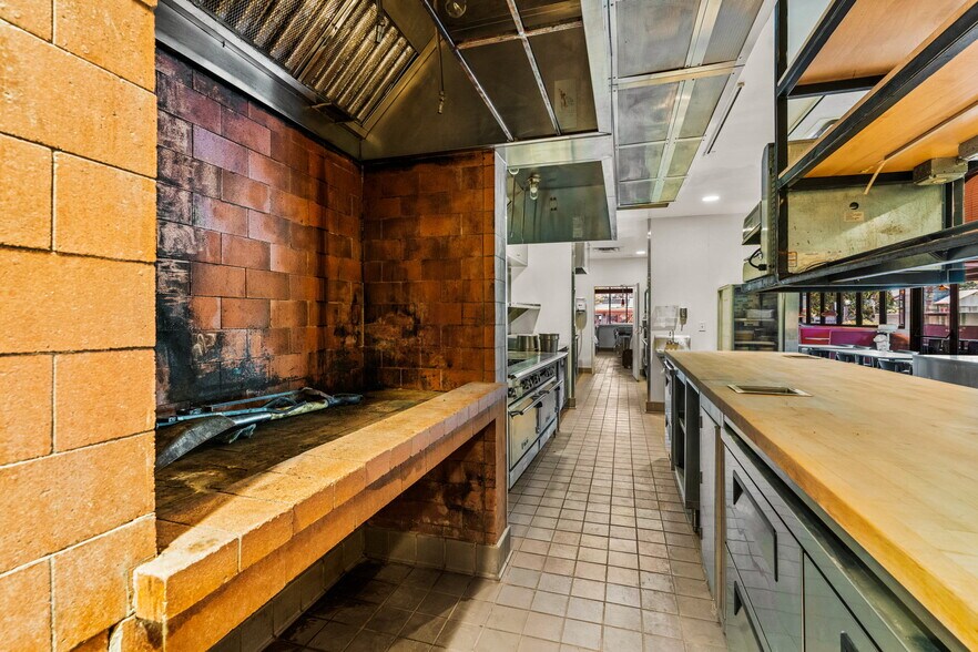 More Photos Of 2708 E Cesar Chavez St, Austin Restaurant For Sale