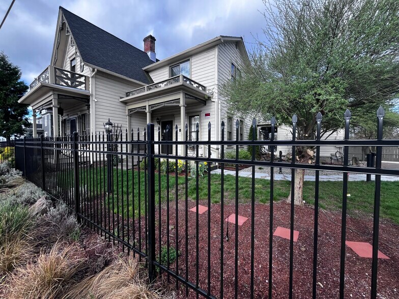 Primary Photo Of 236 SE Stephens St, Roseburg Hospitality For Sale