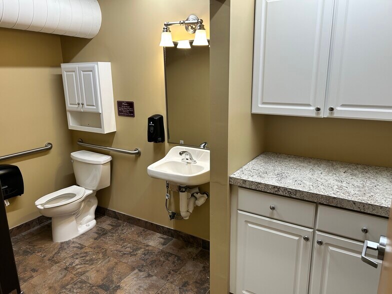 More Photos Of 31330 Schoolcraft Rd, Livonia Medical For Sale