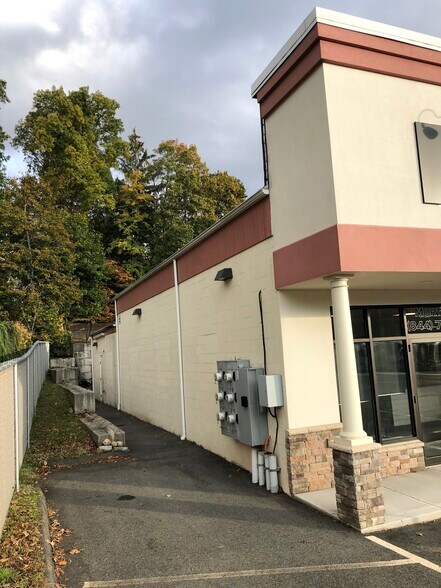 More Photos Of 48 Meriden Rd, Middlefield Storefront For Sale