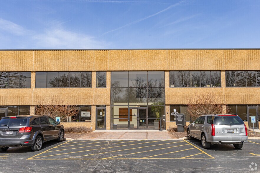 More Photos Of 2607 N Grandview Blvd, Waukesha Office For Lease