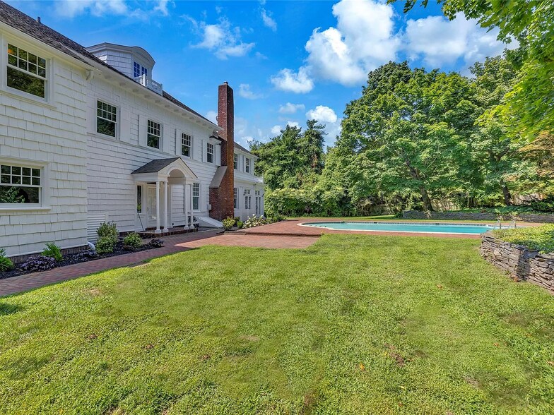 More Photos Of 158 E Shore Rd, Halesite Specialty For Sale