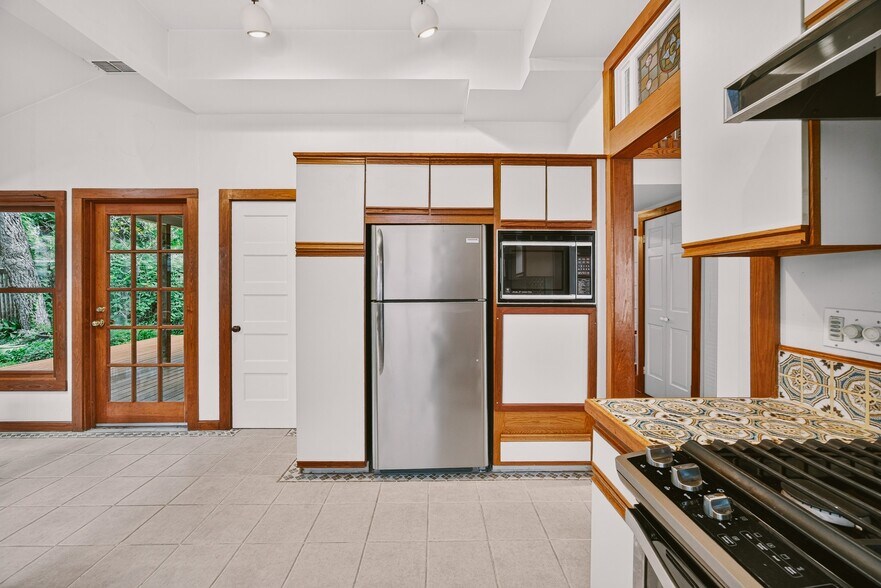 More Photos Of 812 W 10th St, Austin Office For Sale