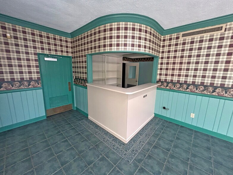 More Photos Of 1304 Government St, Mobile Veterinarian Kennel For Sale