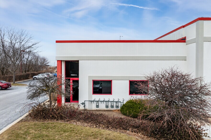 More Photos Of 11956-11980 Oak Creek Pky, Huntley Warehouse For Sale