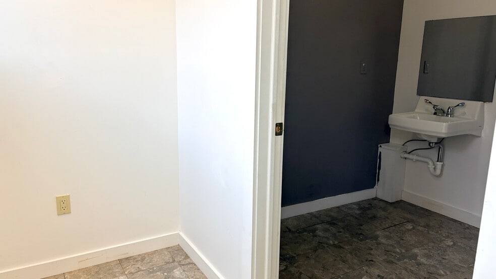 More Photos Of 84 Green St, Hudson Office For Lease