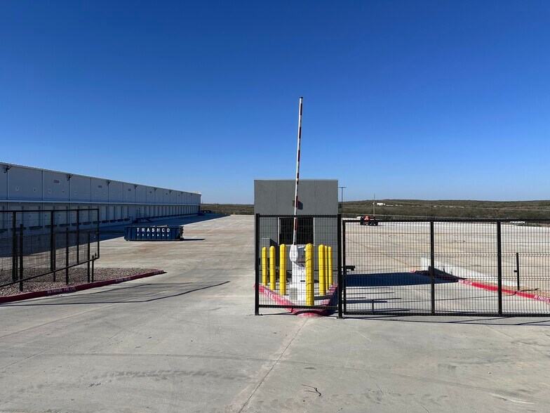 More Photos Of 19926 Kraus Lp, Laredo Distribution For Sale