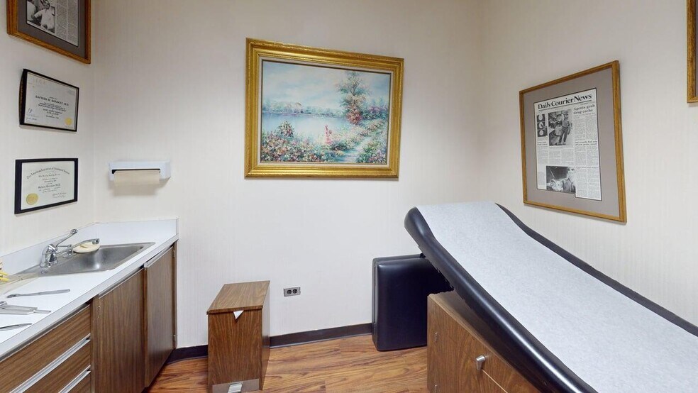 More Photos Of 1425 N McLean Blvd, Elgin Medical For Sale