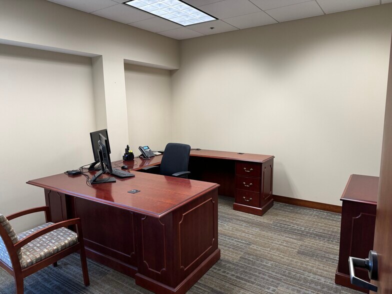 More Photos Of 109 Veterans Pky, Yorkville Office For Lease