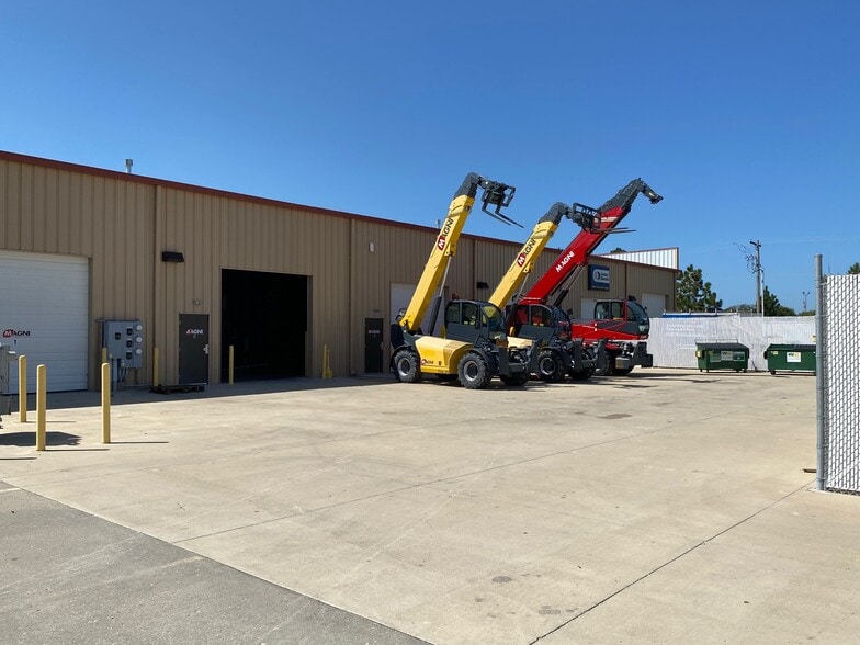 More Photos Of 9154 Woodend Rd, Edwardsville Flex For Lease