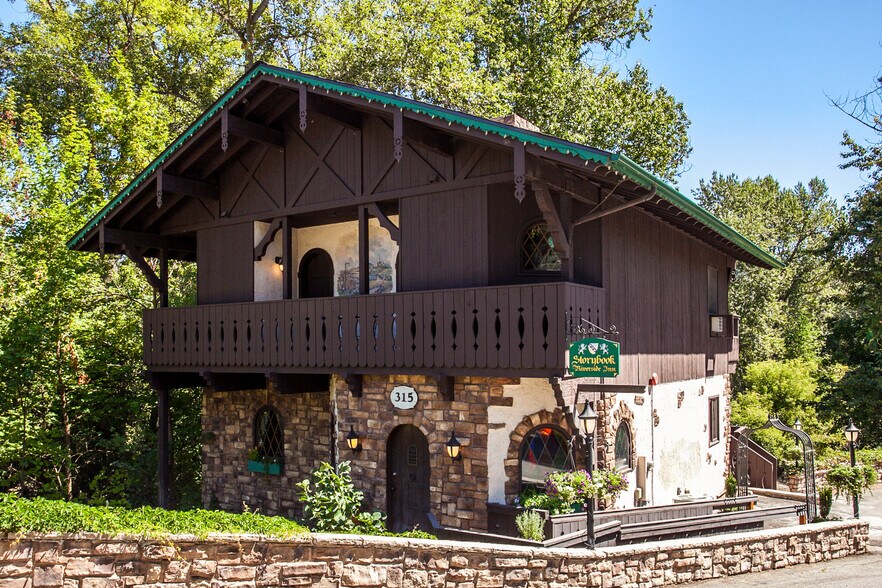 More Photos Of 315 Commercial St, Leavenworth Hotel For Sale