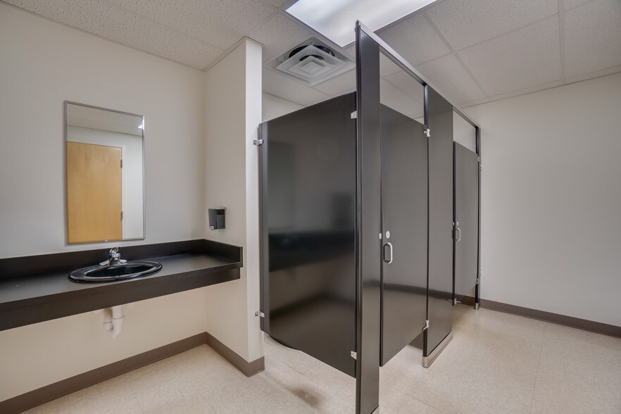 More Photos Of 2442 New Dorset Cir, Powhatan Office For Lease