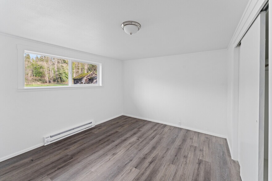 More Photos Of 48181 Highway 58, Oakridge Flex For Sale