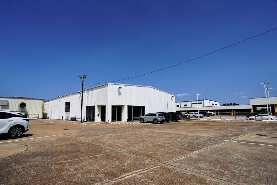 More Photos Of 8245 North Fwy, Houston Showroom For Sale