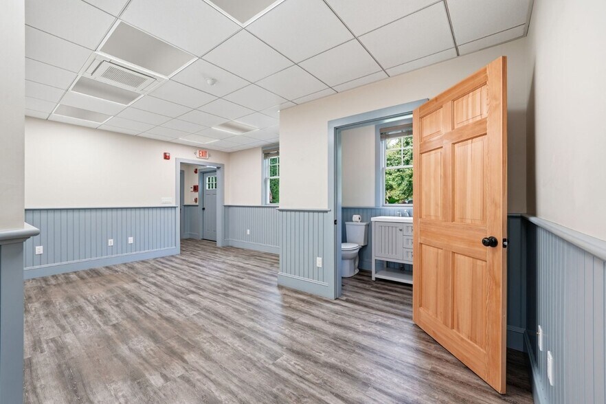 More Photos Of 148 Katama Rd, Edgartown Flex For Sale