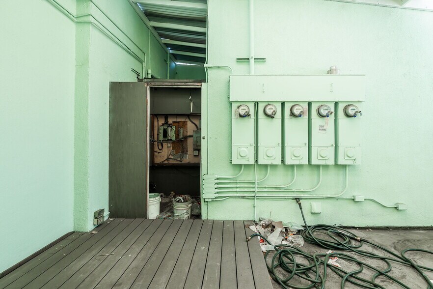 More Photos Of 723-727 N Fairfax Ave, Los Angeles General Retail For Lease