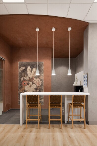 More Photos Of 4505 E Broadway Rd, Phoenix Light Manufacturing For Sale