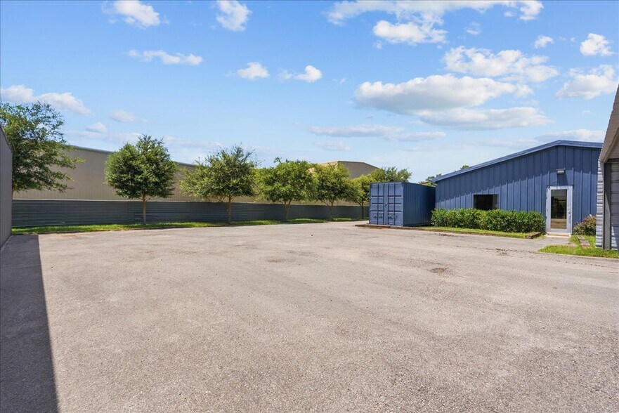 More Photos Of 2113 Garden Rd, Pearland Light Distribution For Sale