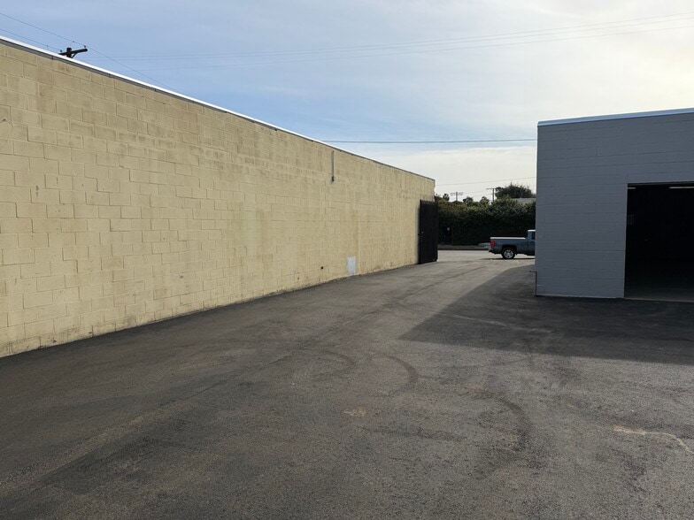 More Photos Of 14641-14643 Lull St, Van Nuys Warehouse For Lease