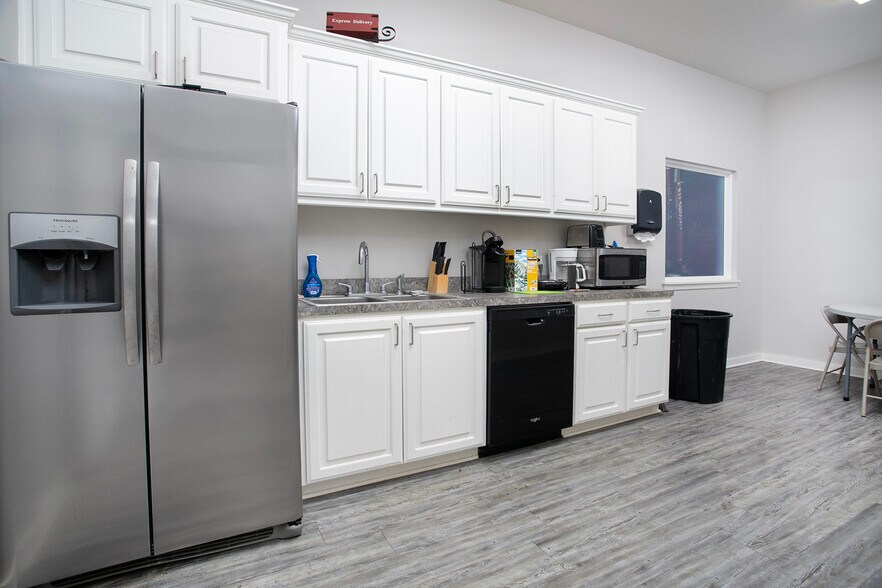 More Photos Of 9854 US Highway 271, Tyler Warehouse For Sale