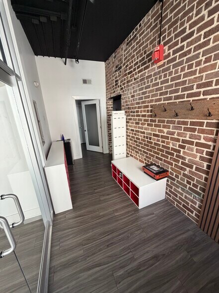 More Photos Of 10 Whitaker St, Savannah Storefront Retail Residential For Lease