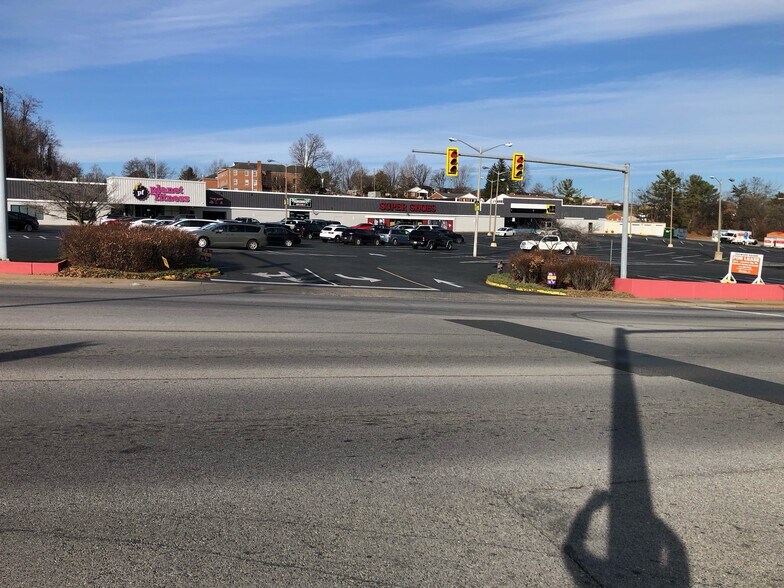 More Photos Of 1104 Greenville Ave, Staunton Storefront For Lease