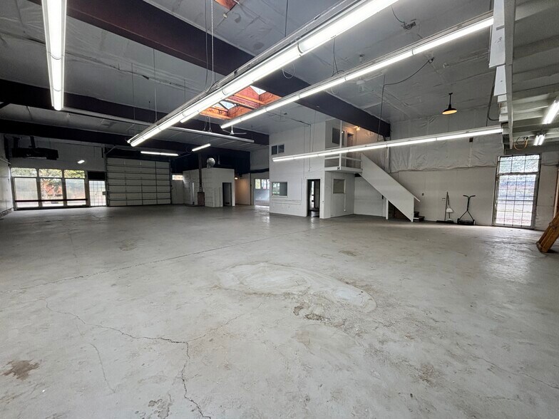 More Photos Of 1515 13th St SE, Salem Flex For Sale