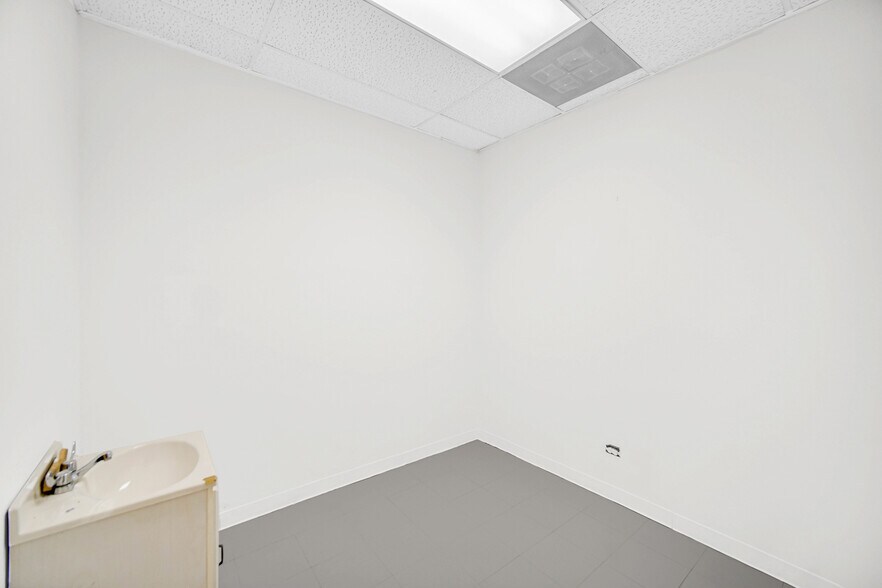More Photos Of 2201 W Roosevelt Rd, Broadview Office For Sale