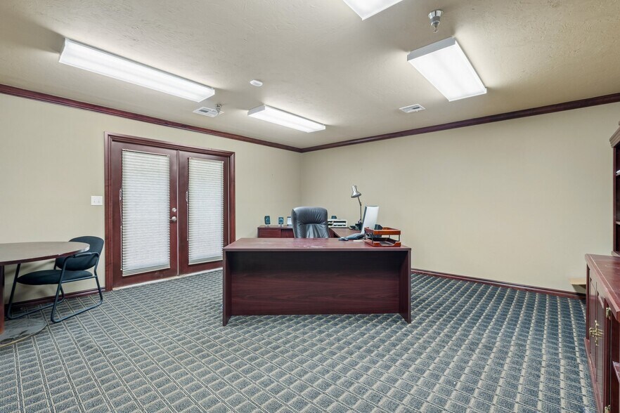 More Photos Of 2933 S Bryant Ave, Edmond Office For Sale