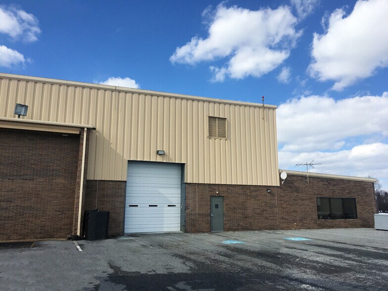 More Photos Of 1220 American Blvd, West Chester Airplane Hangar For Lease