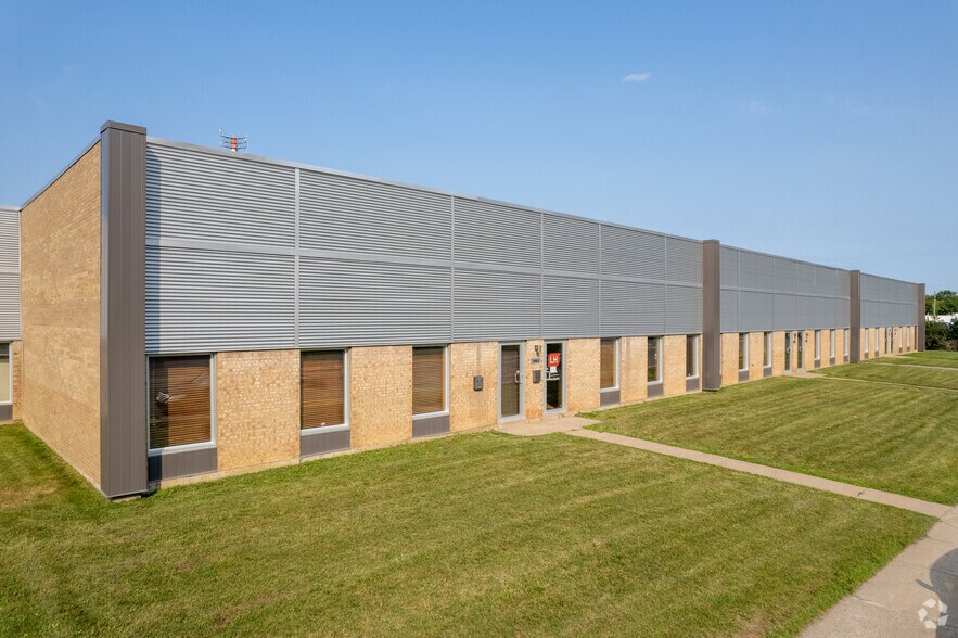 Primary Photo Of 1955-1977 Rue Notre-Dame-de-Fatima, Laval Warehouse For Lease