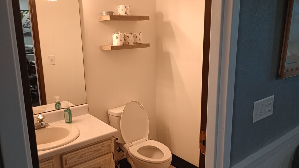 More Photos Of 520 W Kimberly Rd, Davenport Auto Dealership For Lease