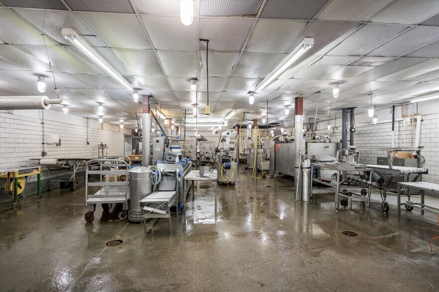 More Photos Of 1901-1971 Adelaide St, Detroit Warehouse For Sale