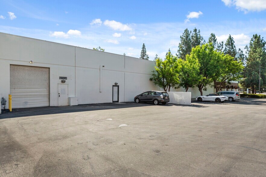 More Photos Of 21725 Erwin St, Woodland Hills Storefront Retail Office For Sale