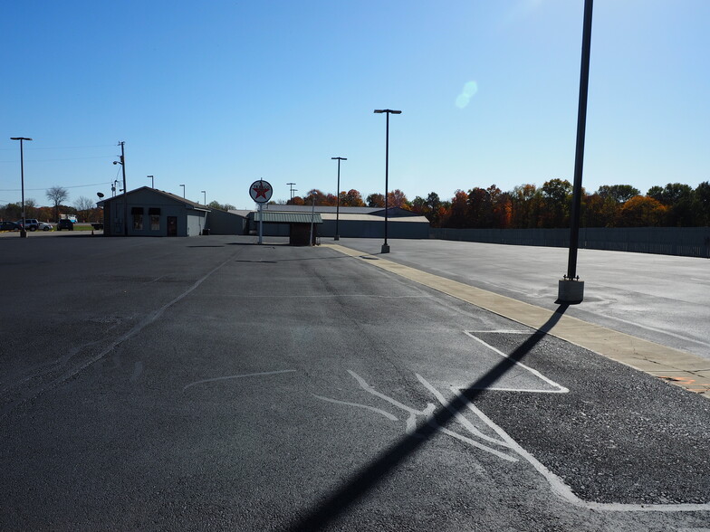 More Photos Of 9430 N Karen Dr, Mooresville Light Distribution For Lease