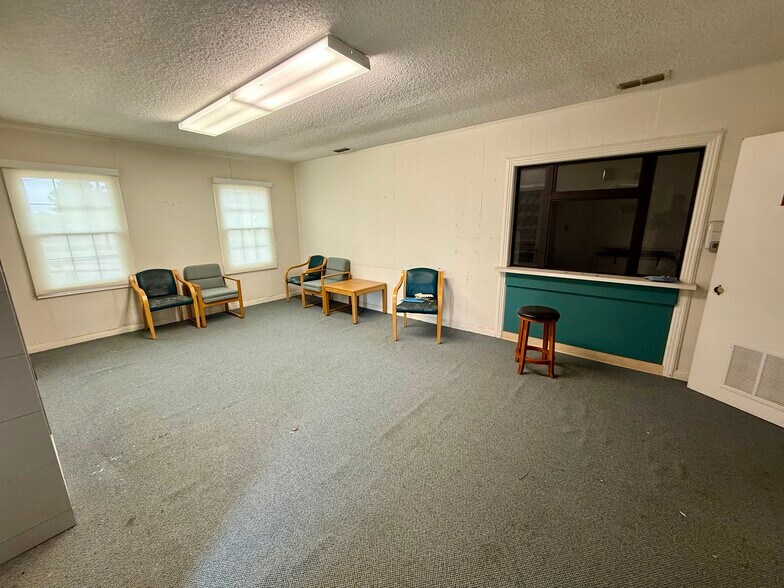 More Photos Of 2410 S Main St, Lindale Office For Sale