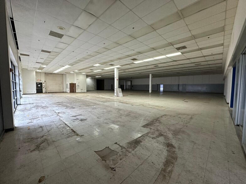 More Photos Of 15162 S Commerce Dr, Dearborn Research And Development For Sale