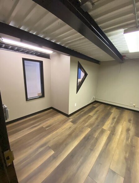 More Photos Of 77 Gazza Blvd, Farmingdale Showroom For Sale