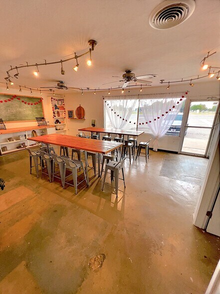 More Photos Of 2223 Falcon Rd, Altus Restaurant For Lease