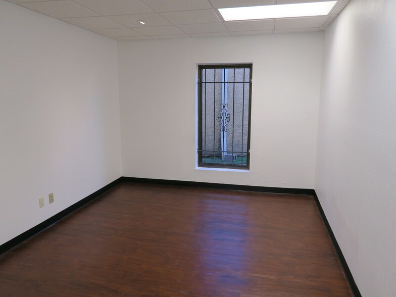 More Photos Of 5610-5613 Southwest Fwy, Houston Mixed Retail For Lease