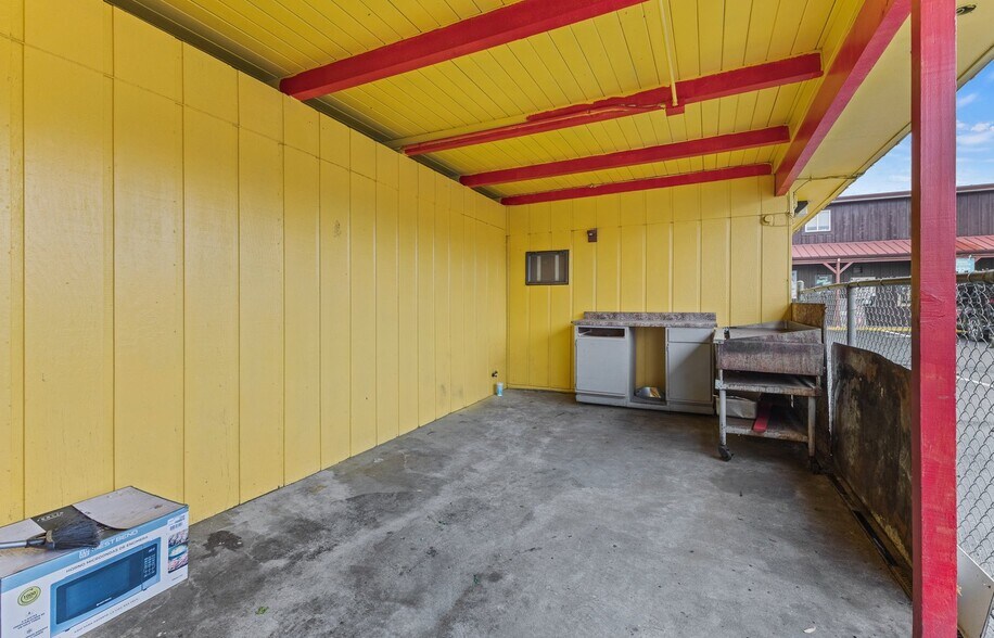 More Photos Of 1175 Newmark Ave, Coos Bay Restaurant For Sale