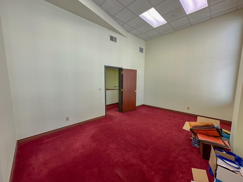More Photos Of 200 S 6th St, Springfield Office For Lease