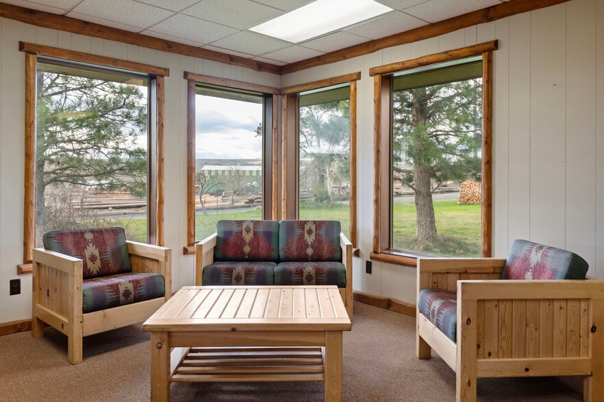 More Photos Of 615 Timber Ln, Maupin Office For Sale