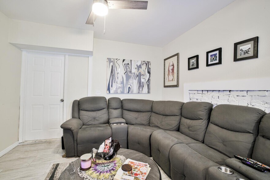 More Photos Of 1013 Drew St, Clearwater Apartments For Lease