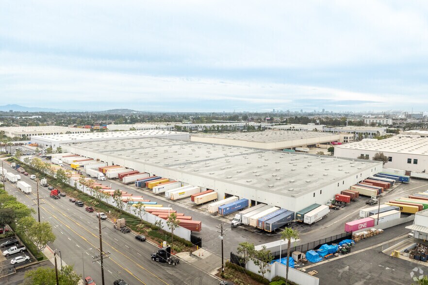 More Photos Of 2220 E Carson St, Carson Distribution For Lease