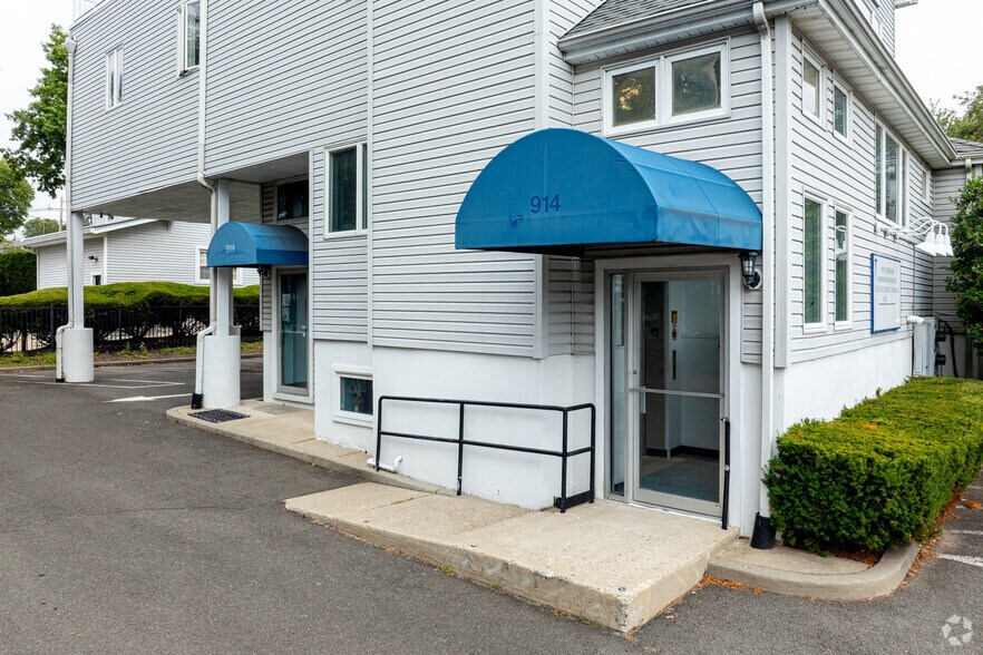 More Photos Of 914 Clifton Ave, Clifton Medical For Sale