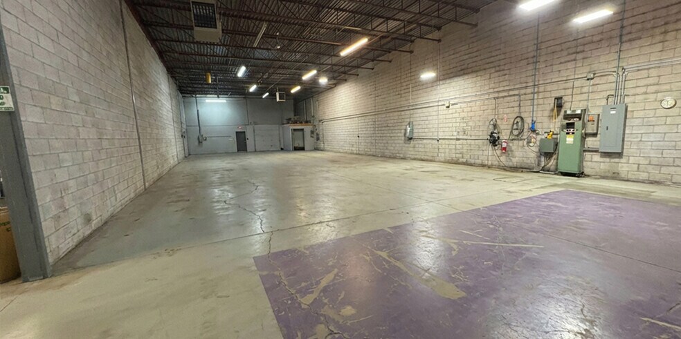 More Photos Of 1750 Courtneypark Dr E, Mississauga Showroom For Lease