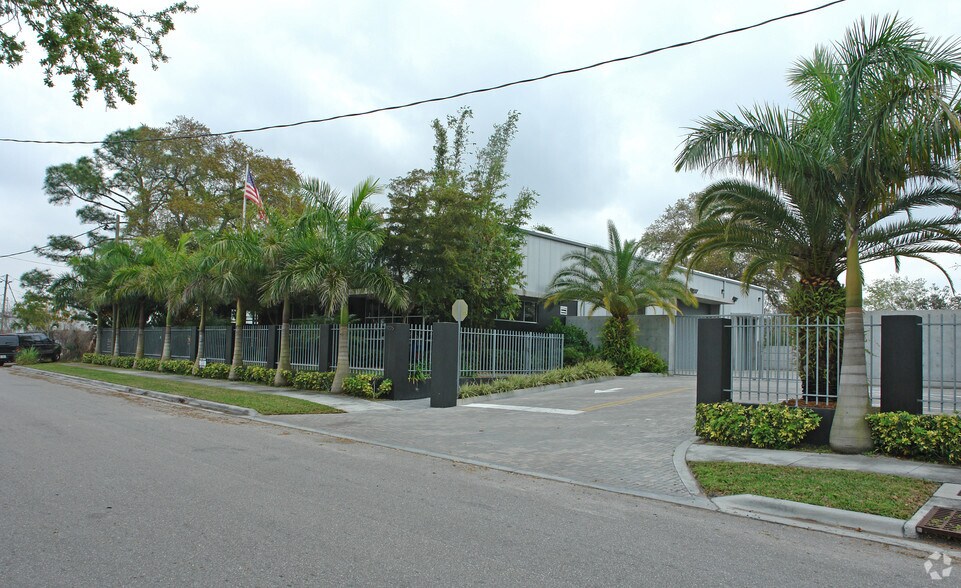 More Photos Of 1926 18th St, Sarasota Warehouse For Sale